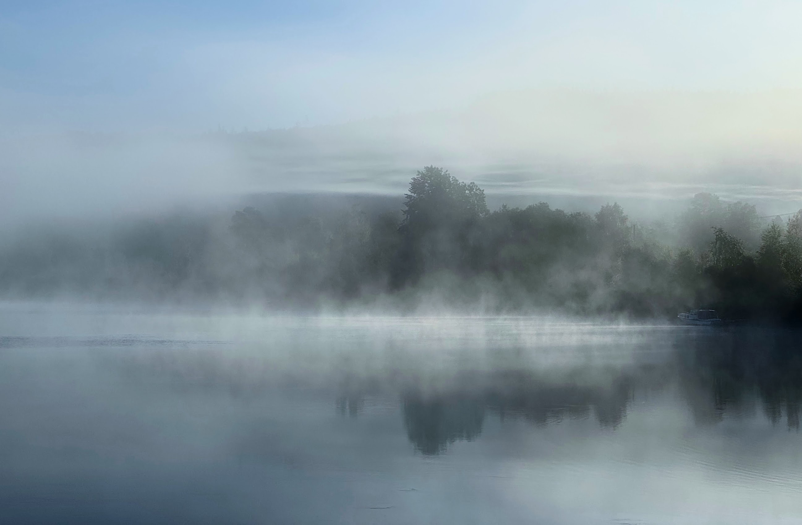 Morgennebel über dem Wasser nahe Oslo